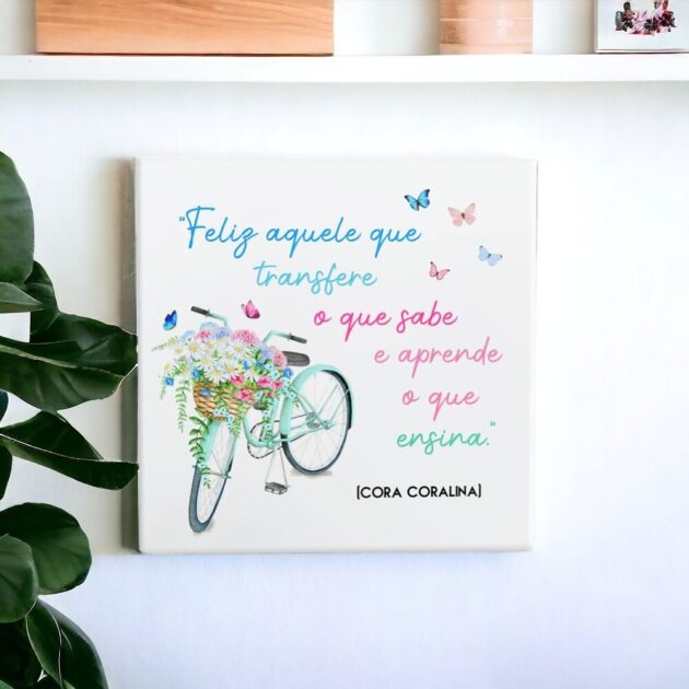 Azulejo decorativo com a frase Feliz aquele que transfere o que sabe e aprende o que ensina