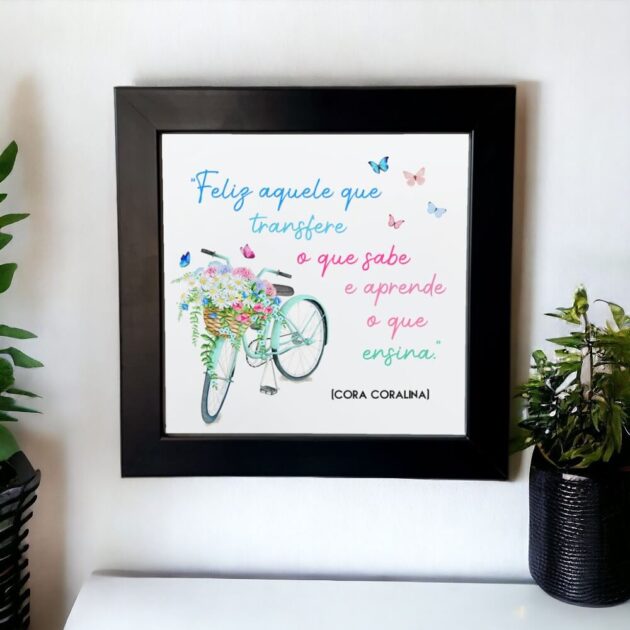 Azulejo decorativo com a frase Feliz aquele que transfere o que sabe e aprende o que ensina