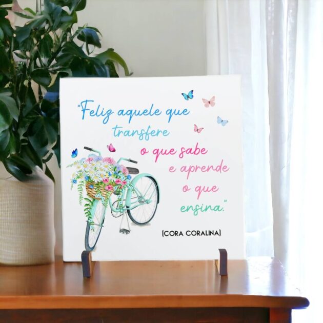 Azulejo decorativo com a frase Feliz aquele que transfere o que sabe e aprende o que ensina