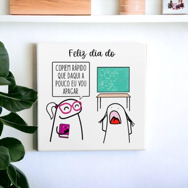 Azulejo decorativo com a frase Feliz dia do "Copiem rápido que daqui a pouco eu vou apagar"