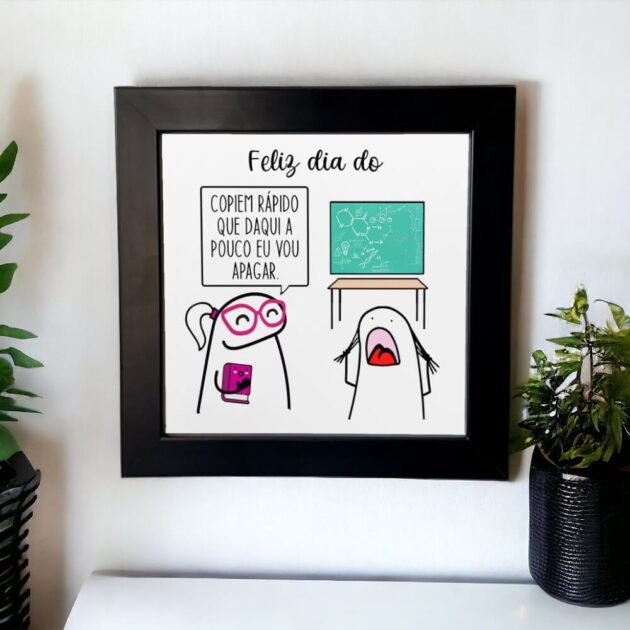 Azulejo decorativo com a frase Feliz dia do "Copiem rápido que daqui a pouco eu vou apagar"