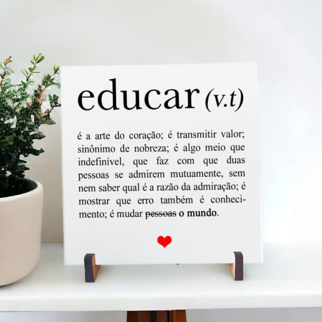 Azulejo decorativo com a frase Definição de educar e seus significados