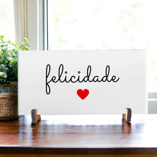 Azulejo Decorativo com a palavra Felicidade e um coração vermelho - Coleção Sentimentos