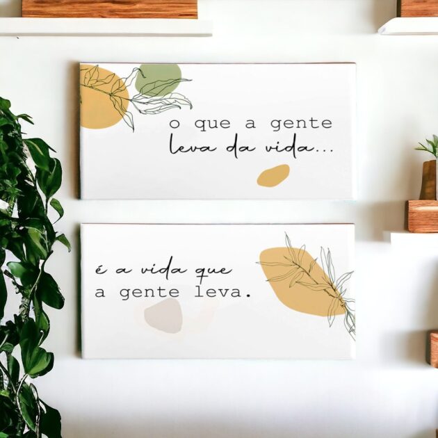 Dupla de azulejos decorativos com as frases O que a gente leva da vida, é a vida que a gente leva - Coleção O que a gente leva da vida