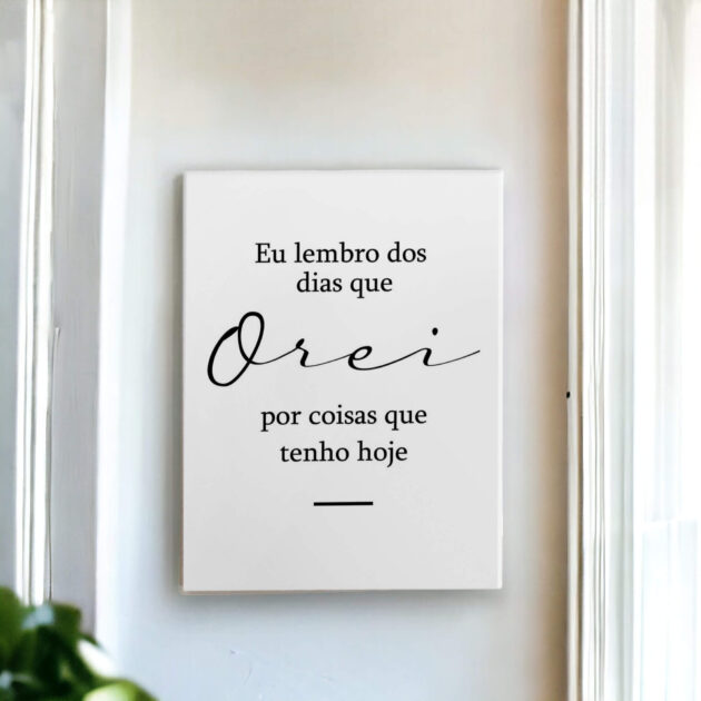 Azulejo decorativo com a frase Eu me lembro dos dias que orei por coisas que tenho hoje em P&B