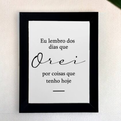 Azulejo decorativo com a frase Eu me lembro dos dias que orei por coisas que tenho hoje em P&B