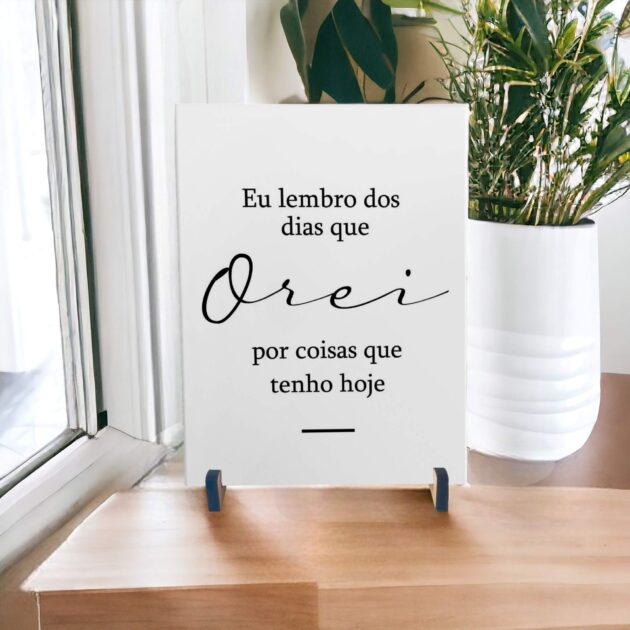 Azulejo decorativo com a frase Eu me lembro dos dias que orei por coisas que tenho hoje em P&B