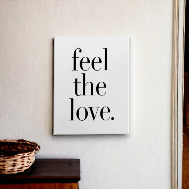 Azulejo decorativo com a frase Feel the love