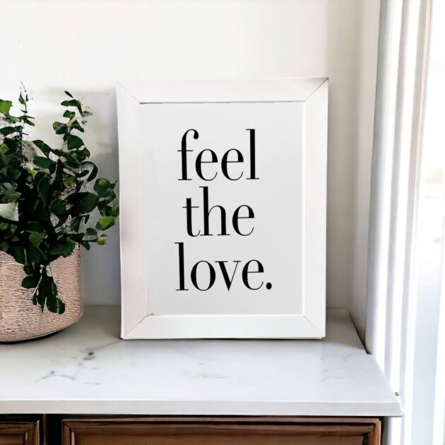 Azulejo decorativo com a frase Feel the love