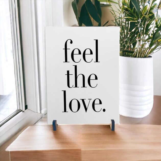 Azulejo decorativo com a frase Feel the love