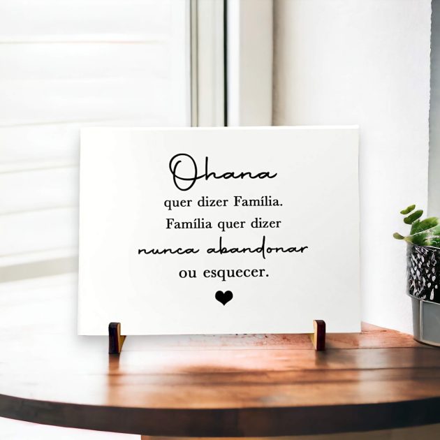 Azulejo decorativo com a frase Ohana quer dizer família. Família quer dizer nunca abandonar ou esquecer