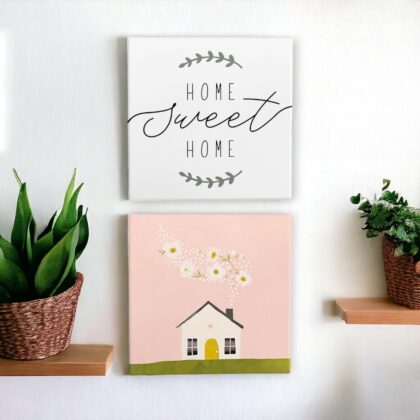 Conjunto de dois azulejos decorativos: Um azulejo escrito Home Sweet Home e um azulejo com o desenho de uma casinha com fundo rosa