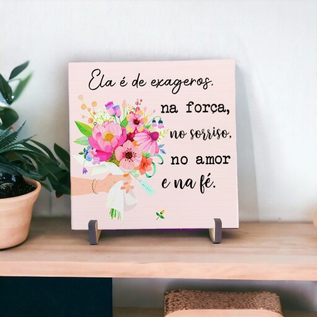 Azulejo decorativo com a frase Ela é de exageros, na força, no sorriso, no amor e na fé