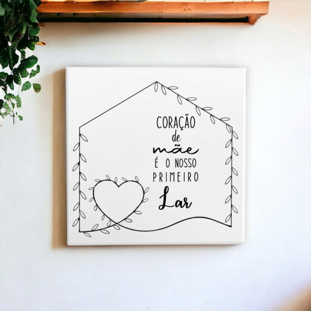 Azulejo decorativo com a frase Coração de mãe é o nosso primeiro lar - Presente para o Dia das Mães