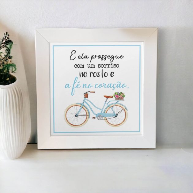 Azulejo decorativo com a frase E ela prossegue com um sorriso no rosto e a fé no coração