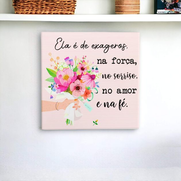 Azulejo decorativo com a frase Ela é de exageros, na força, no sorriso, no amor e na fé