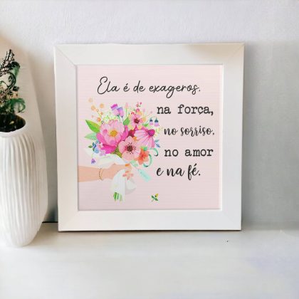 Azulejo decorativo com a frase Ela é de exageros, na força, no sorriso, no amor e na fé