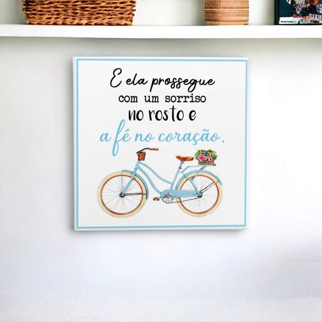 Azulejo decorativo com a frase E ela prossegue com um sorriso no rosto e a fé no coração