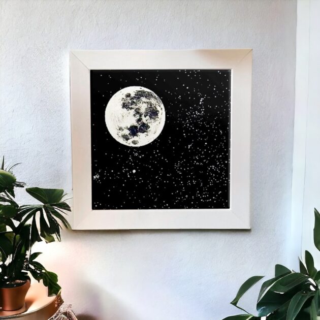 Azulejo decorativo com o desenho da Lua cheia com o fundo preto cheio de estrelas - Coleção: Sob a Luz da Lua