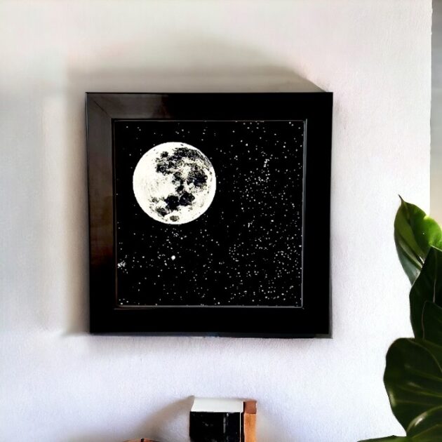 Azulejo decorativo com o desenho da Lua cheia com o fundo preto cheio de estrelas - Coleção: Sob a Luz da Lua