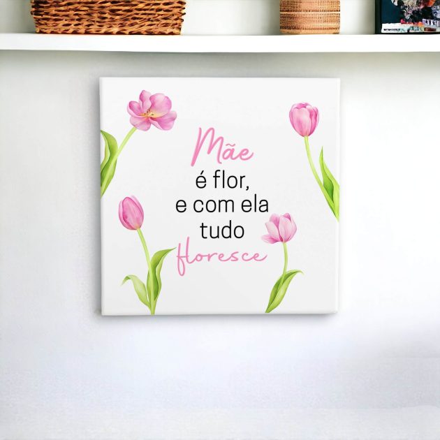 Azulejo decorativo com a frase Mãe é flor e com ela tudo floresce