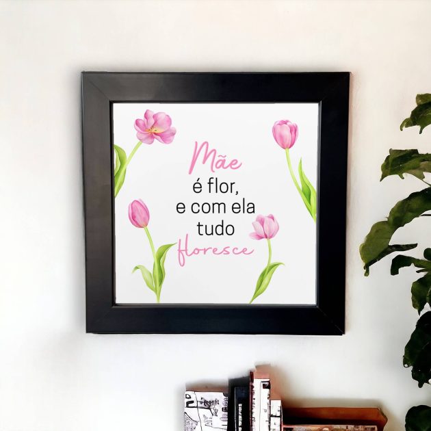 Azulejo decorativo com a frase Mãe é flor e com ela tudo floresce