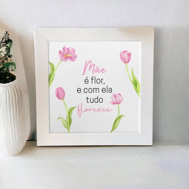 Azulejo decorativo com a frase Mãe é flor e com ela tudo floresce