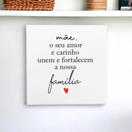 Azulejo decorativo com a frase Mãe, o seu amor e carinho unem e fortalecem a nossa família