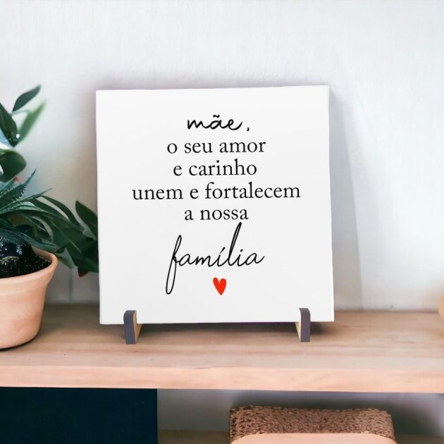 Azulejo decorativo com a frase Mãe, o seu amor e carinho unem e fortalecem a nossa família