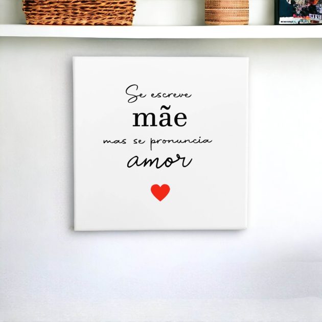 Azulejo decorativo com a frase Se escreve mãe mas se pronuncia amor