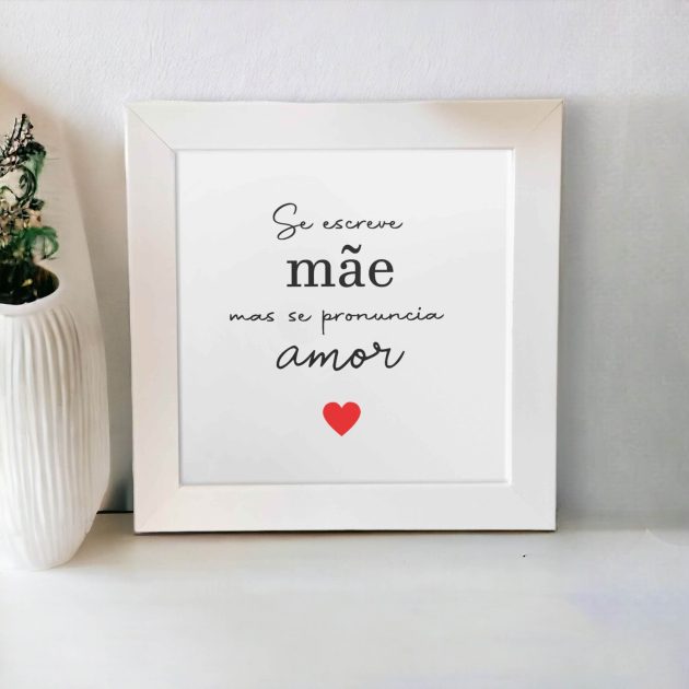 Azulejo decorativo com a frase Se escreve mãe mas se pronuncia amor