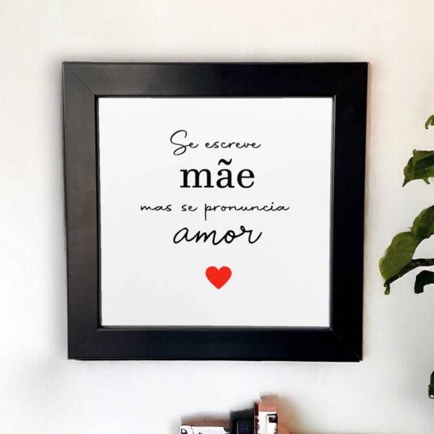 Azulejo decorativo com a frase Se escreve mãe mas se pronuncia amor