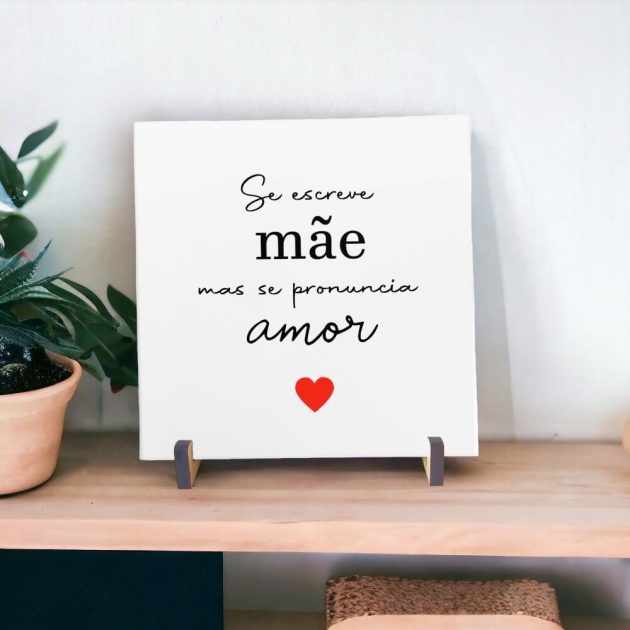 Azulejo decorativo com a frase Se escreve mãe mas se pronuncia amor