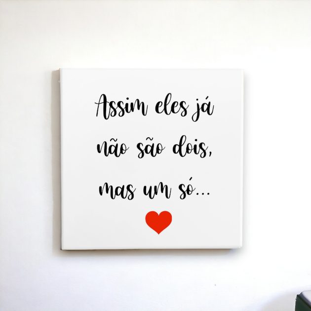 Azulejo decorativo com a frase Assim eles já não são dois, mas um só - Para presentear o amor