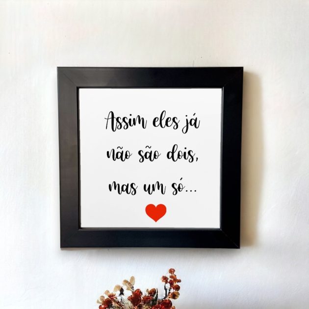 Azulejo decorativo com a frase Assim eles já não são dois, mas um só - Para presentear o amor