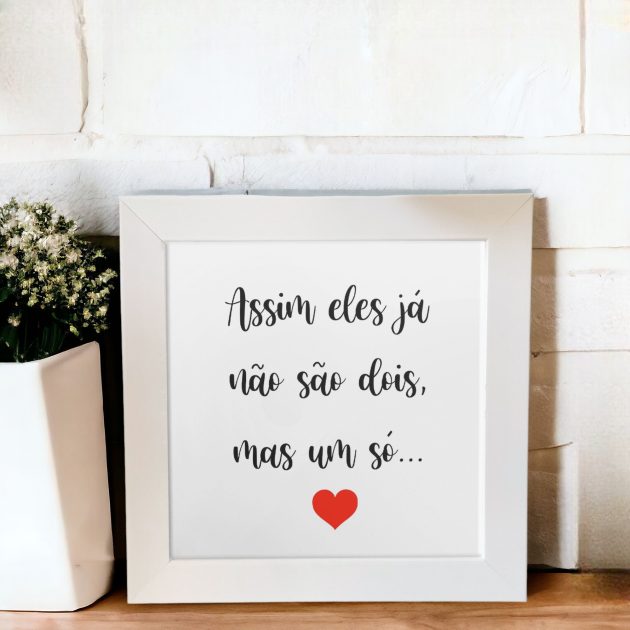 Azulejo decorativo com a frase Assim eles já não são dois, mas um só - Para presentear o amor