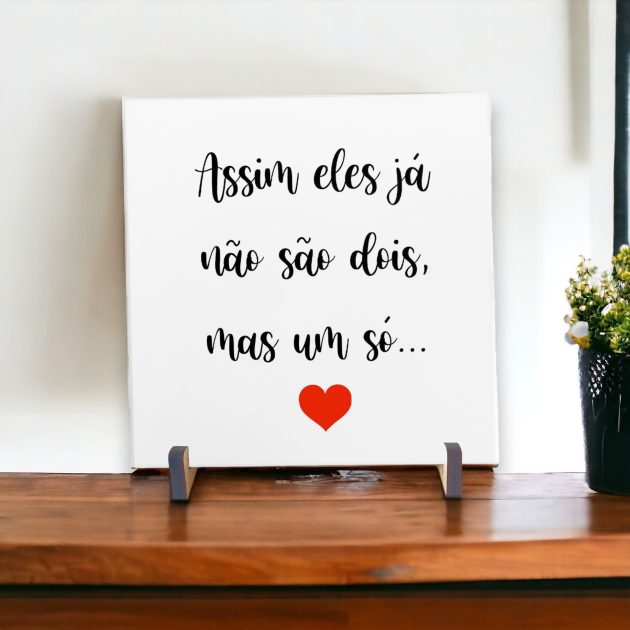 Azulejo decorativo com a frase Assim eles já não são dois, mas um só - Para presentear o amor