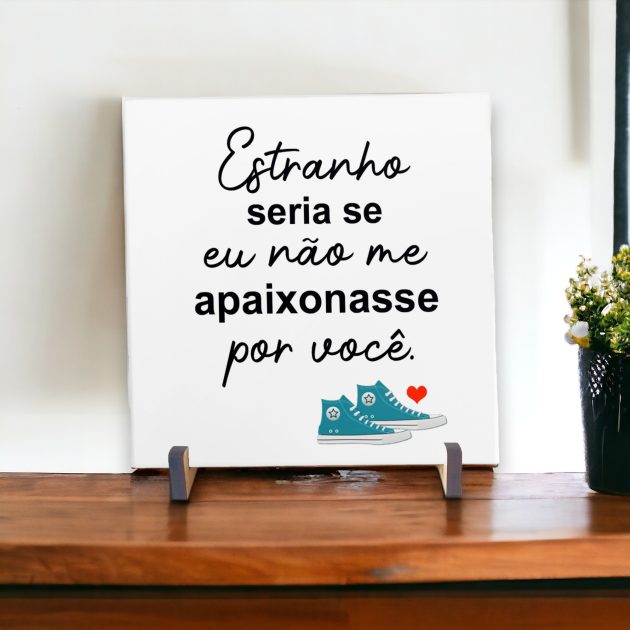 Azulejo decorativo com a frase Estranho seria se eu não me apaixonasse por você - Para presentear o amor