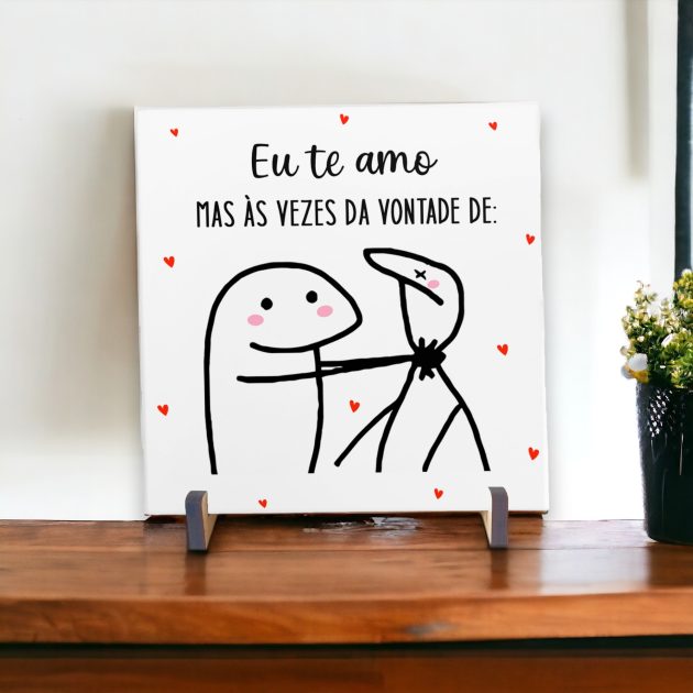 Azulejo decorativo com a frase Eu te amo mas às vezes da vontade de - Para presentear o amor