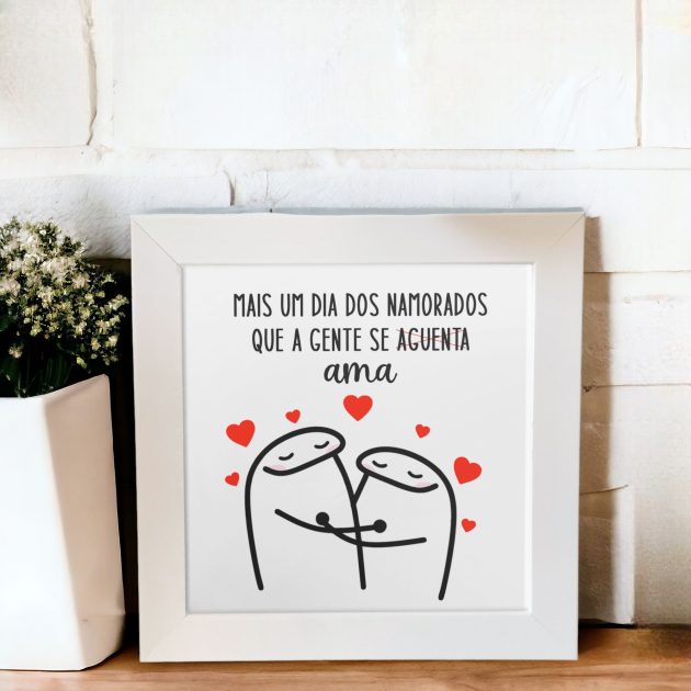 Azulejo decorativo com a frase Mais um dia dos namorados que a gente se aguenta/ama - Para presentear o amor