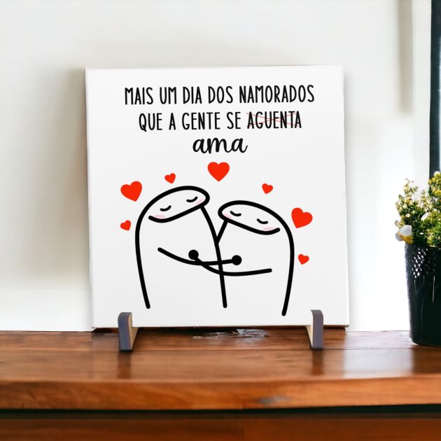 Azulejo decorativo com a frase Mais um dia dos namorados que a gente se aguenta/ama - Para presentear o amor