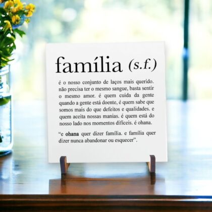 Azulejo decorativo com a frase Definição de Família e seu significado