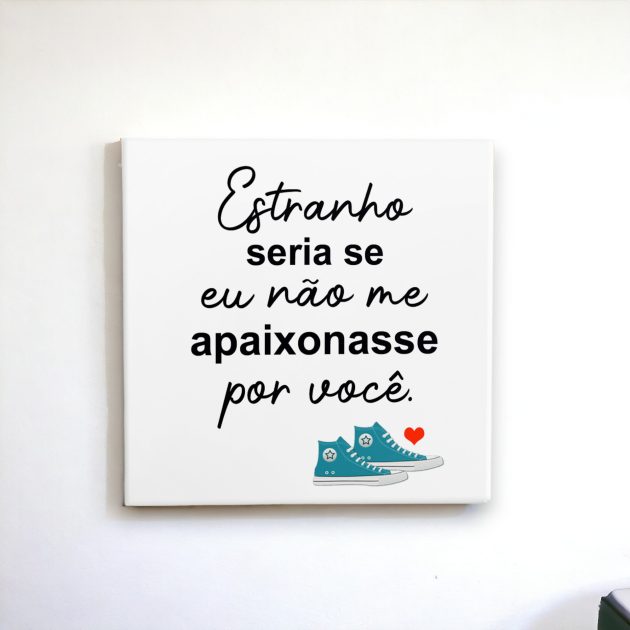 Azulejo decorativo com a frase Estranho seria se eu não me apaixonasse por você - Para presentear o amor