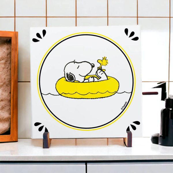 Azulejo Decorativo para Banheiro com desenho do Snoopy em uma boia com Woodstock.