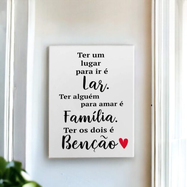 Azulejo decorativo com a frase Ter um lugar para ir é lar, ter alguém para amar é família. Ter os dois é benção