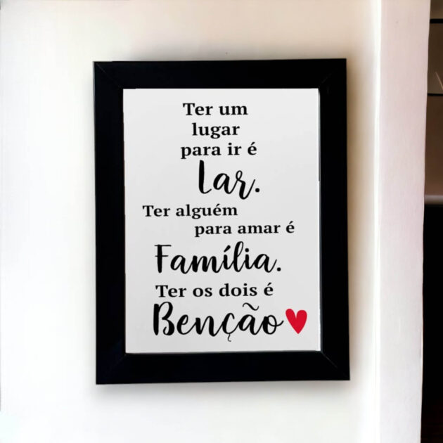 Azulejo decorativo com a frase Ter um lugar para ir é lar, ter alguém para amar é família. Ter os dois é benção