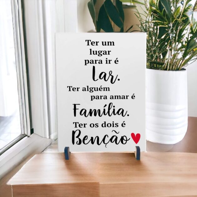 Azulejo decorativo com a frase Ter um lugar para ir é lar, ter alguém para amar é família. Ter os dois é benção