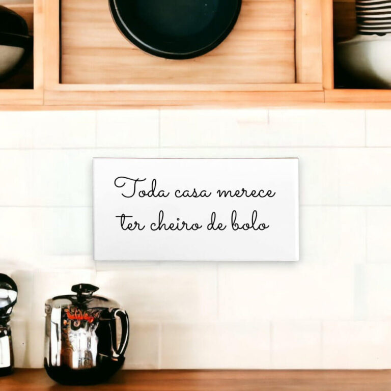 Azulejo decorativo para cozinha com frase toda casa merece ter cheiro de bolo