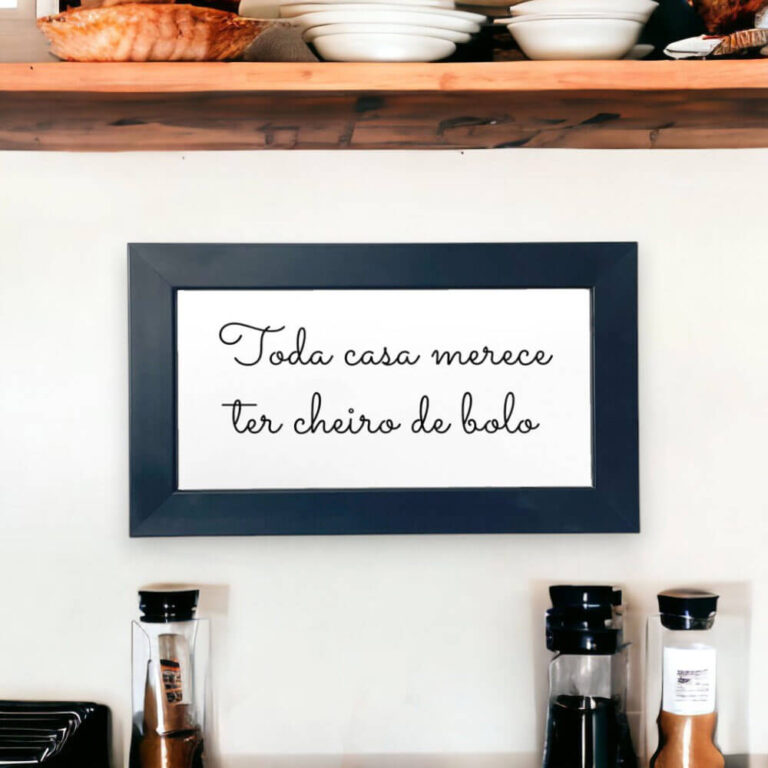 Azulejo decorativo para cozinha com frase toda casa merece ter cheiro de bolo