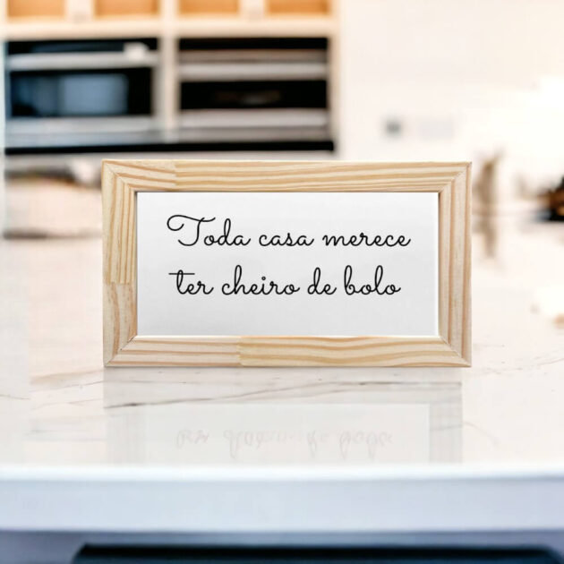 Azulejo decorativo para cozinha com frase toda casa merece ter cheiro de bolo